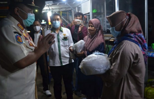 Foto: BAZNAS Dan Satpol PP saat mendistribusikan Bantuan COVID-19