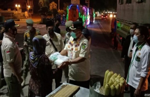 Foto: Petugas Satpol PP Sumenep bersama Baznas saat memberikan bantuan kepada PKL