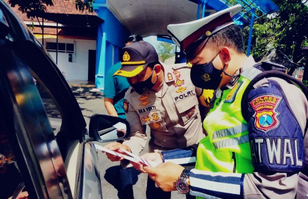 Foto: Petugas saat melakukan Check Point di Pos PPKM Darurat