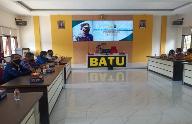 Foto: Kapolres Batu AKBP Catur Cahyono Wibowo saat memberikan pembinaan kepada wartawan yang bertugas di Kota Batu.