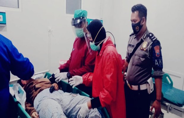 Foto : Pengendara motor saat ditangani medis di rumah sakit dr. Haryoto Lumajang