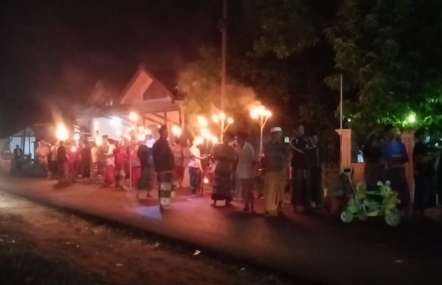 Foto : Pembacaan sholawat burdah dilakukan oleh warga bersama tokoh masyarakat, sambil berkeliling kampung.