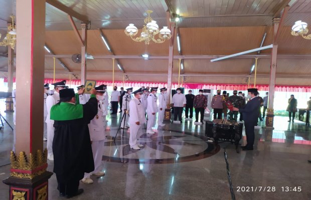 Foto : Pelantikan Kepala Desa Secara Simbolis