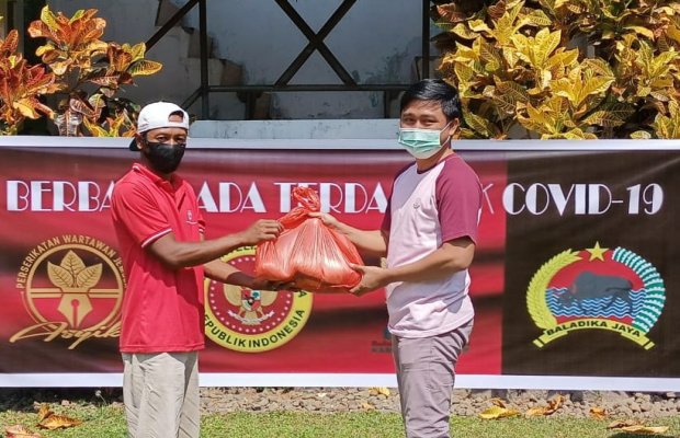 Foto : Bantu Warga Terdampak wabah, Koordinator PWJ, berkolaborasi dengan Korem 083 Baladika Jaya dan Badan Intelejen Nasional (BIN) serta Badan Zakat Nasional (Baznas). 