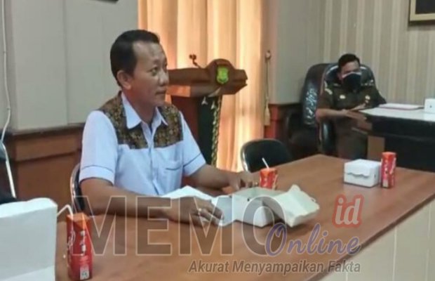 Foto : Abdul Aziz Agus Priyanto, Ketua FGD Sampang kiri, dan Budi Darmawan, Kasi Pidum Kejari Sampang kanan