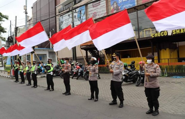 Foto: Kapolres Batu AKBP Catur Cahyono Wibowo, SIK, MH bersama PJU Polres Batu, saat mengibarkan bendera merah putih.