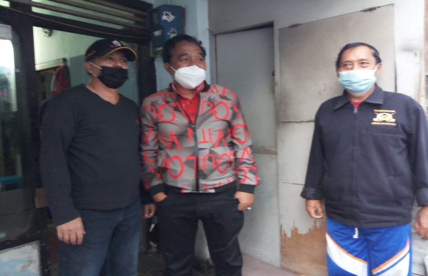  Foto: Dua orang anggota DPRD Batu, Fahmi Al Katiri bersama H. Didik Subiyanto, SH usai mengunjungi kediaman Ngatik.