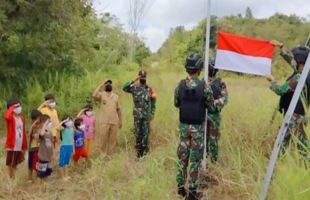 Foto: Pembelajaran bagi anak-anak untuk menghormati bendera merah - putih