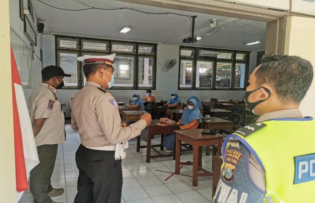  Foto : Petugas turut memberikan imbauan protokol kesehatan.