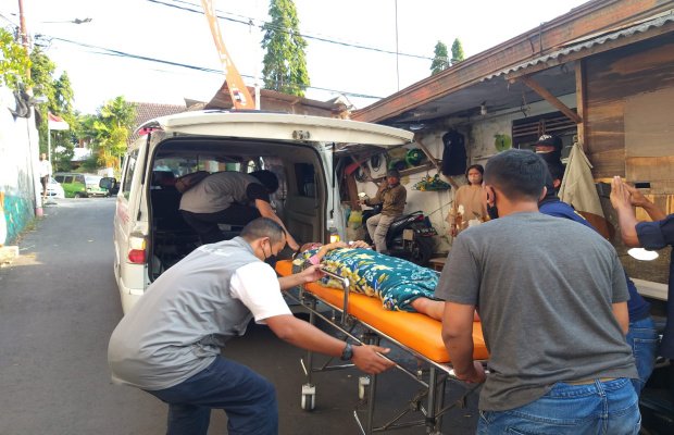 Foto: Ngatik, saat dipapah menuju mobil ambulance Malang Mengaji.