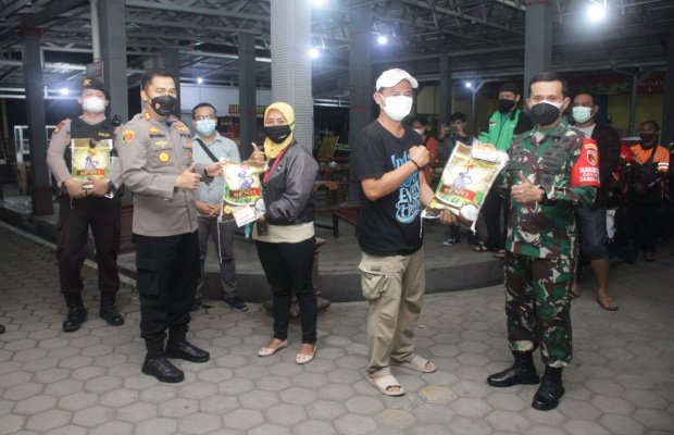 Foto: kegiatan saat pembagian sembako