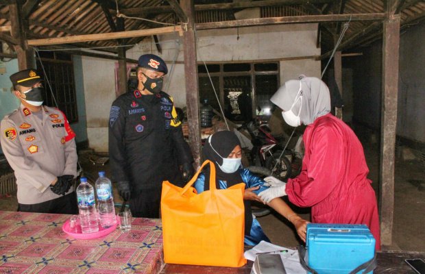 Foto: Vaksinasi sekaligus bantuan sembako