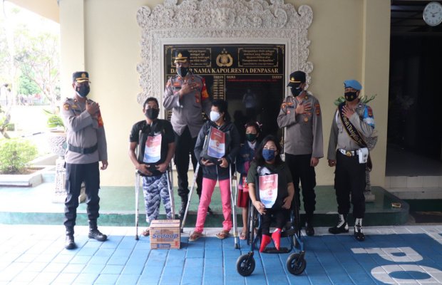Foto: Pembagian Sembako Pada Warga Penyandang Disabilitas Usai Divaksin
