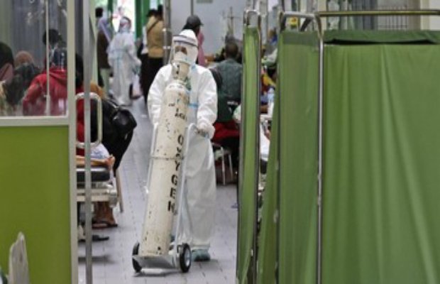 Foto: Total kasus positif Covid-19 menurun selama 3-8 Agustus atau PPKM Level 4 dibanding enam hari sebelumnya. Namun, kasus kematian masih di atas 1.000 kasus per hari. Ilustrasi (AP/Trisnadi)