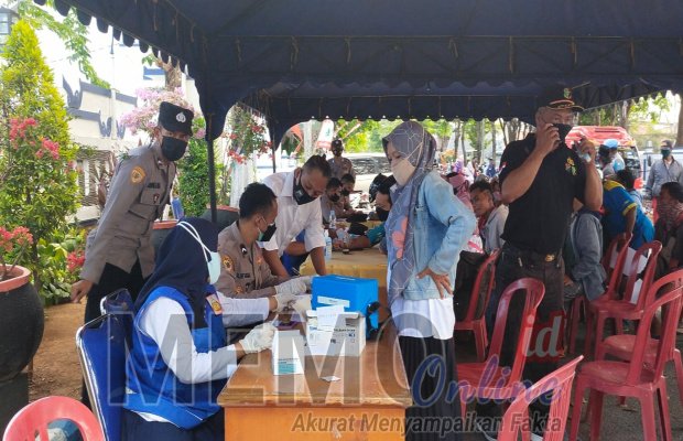 Foto : Masyarakat antusias di gerai vaksin depan Pendopo Kabupaten Sampang
