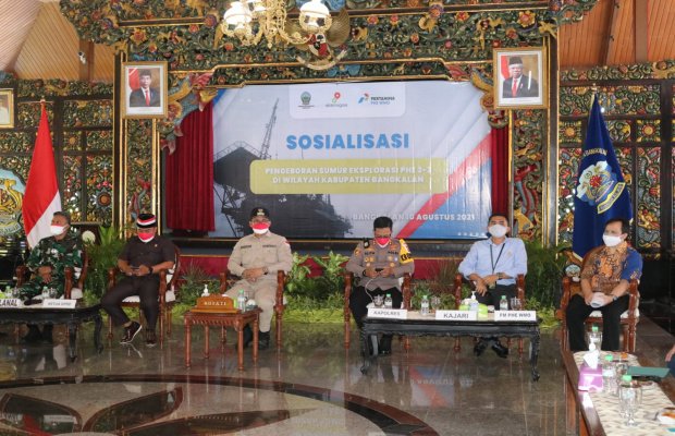  Foto : Bupati Bangkalan R Abdul Latif Amin Imron saat menghadiri sosialisasi pengeboran sumur ekplorasi PHE 2-3 di Bangkalan.