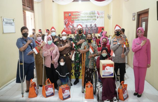 Foto : Kapolres Probolinggo AKBP R.M. Jauhari Berrsa Penyandang Disabilitas