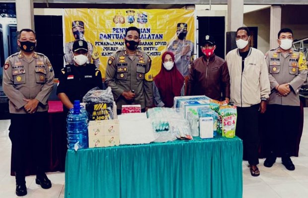  Foto : foto bersama usai penyerahan secara simbolis
