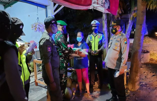Foto : Petugas Gabungan Saat Salurkan Beras Ke Ibu Ani
