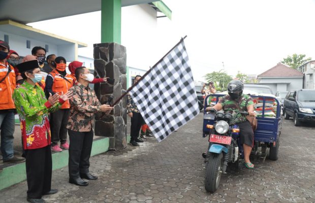 Foto : Bupati Lumajang H. Thoriqul Haq (memegang bendera) start pemberangkatan.