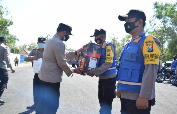  Foto : Kapolres Pamekasan Saat Serahkan Perlengkapan KTS Kepada Bhabinkamtibmas