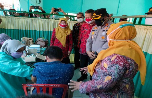  Foto : Pelaksanaan Vaksin Pelajar Dipantau Langsung Oleh Kapolres Pamekasan