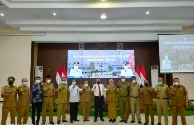  Foto : Bupati Hendy bersama Kepala Desa ( Kades ) di Pendopo Wahyawibawagraha Jember.