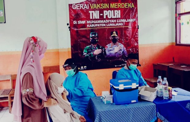 Foto : Salah seorang pelajar (duduk) melaksanakan vaksinasi