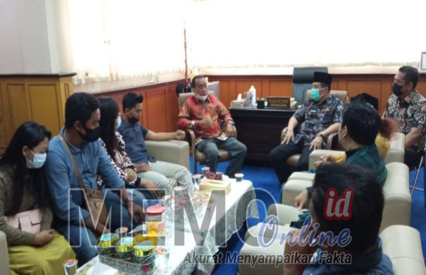  Foto : Perwakilan pimpinan Orkes di Sampang ditemui Sekda di ruangannya
