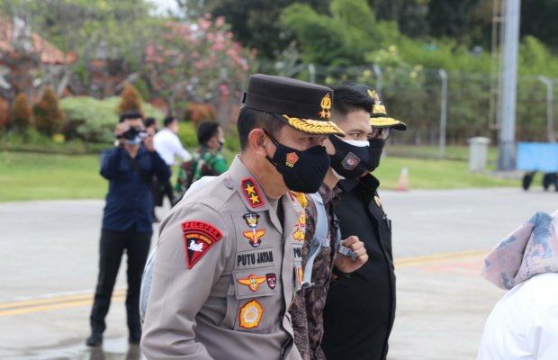 Foto: Kapolda Bali Dampingi Menko Marves dan Mendagri Tinjau Isoter dan Vaksinasi Covid-19