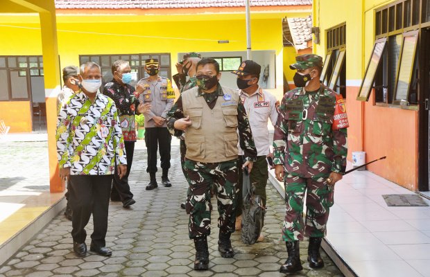  Foto : Tim pakar kajian Covid - 19 saat sampai di lokasi kunjungan bertanya.