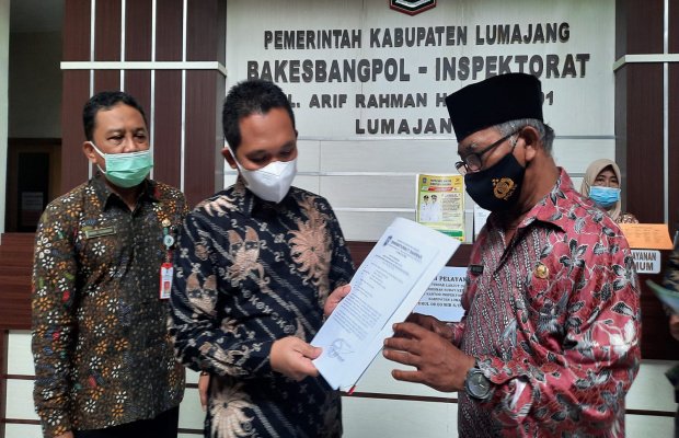  Foto : Bupati Lumajang Thoriqul Haq ( tengah ).