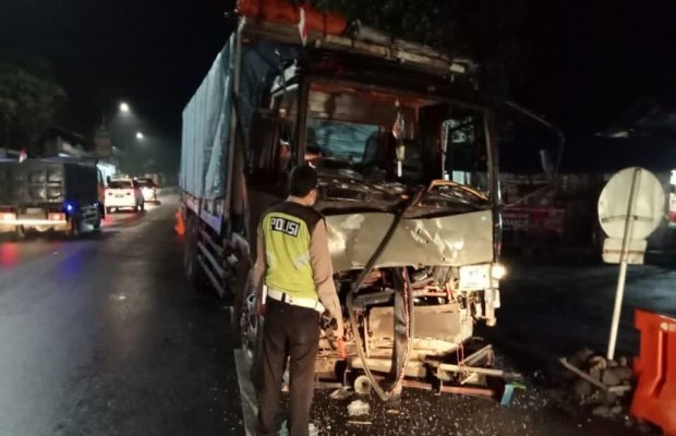  Foto : Petugas Polantas saat melakukan olah tempat kejadian perkara