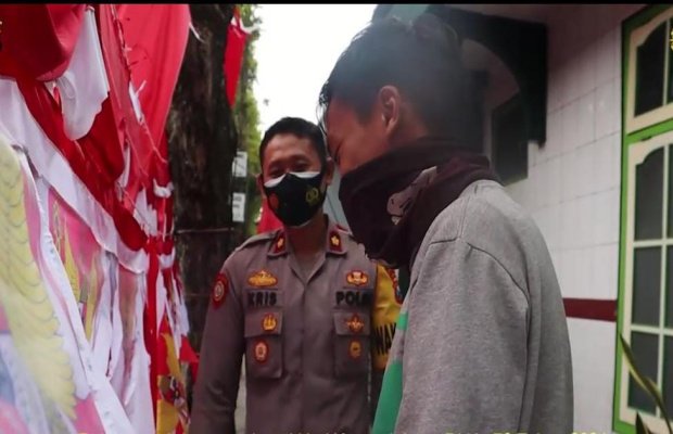 Foto : Tersipu berbalut suka, tersirat di raut pedagang saat Wakapolres Lumajang menyampaikan maksudnya untuk memborong