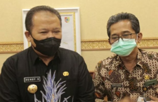 Foto : Bupati Hendy Siswanto bersama Kepala Dinas PPPAKB Jember Supri Handoko 