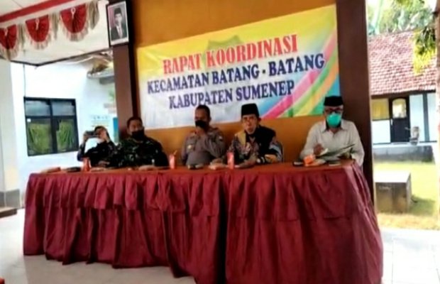 Foto: tangkapan layar vidio camat Batang-Batang saat menggelar rapat kordinasi dengan kepala desa, di dampingi Kapolsek Batang-Batang dan Danramil Batang-Batang