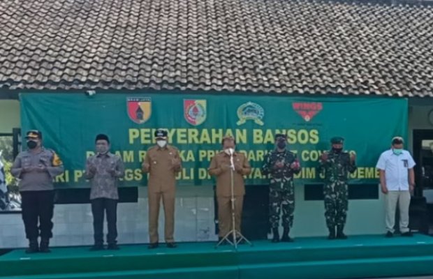  Foto: Pelepasan pasukan distribusi bantuan sosial (Bansos) di halaman Kodim 0824 Jember