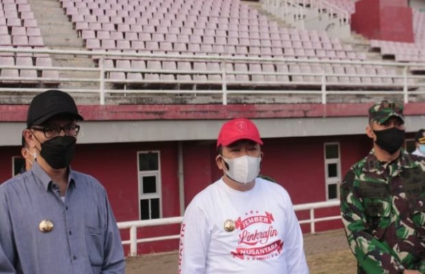 Foto: Bupati Jember Hendy Siswanto, saat diwawancarai oleh media dalam kegiatan peninjauan JSG, 
