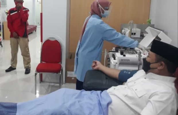  Foto: Bupati Jember Hendy Siswanto saat melakukan donor plasma konvalesen