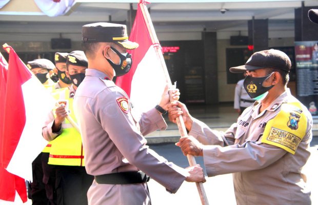 Foto : Pemberian secara simbolis dari Wakapolres pada Bhabinkamtibmas untuk diterusi pada warga masyarakat