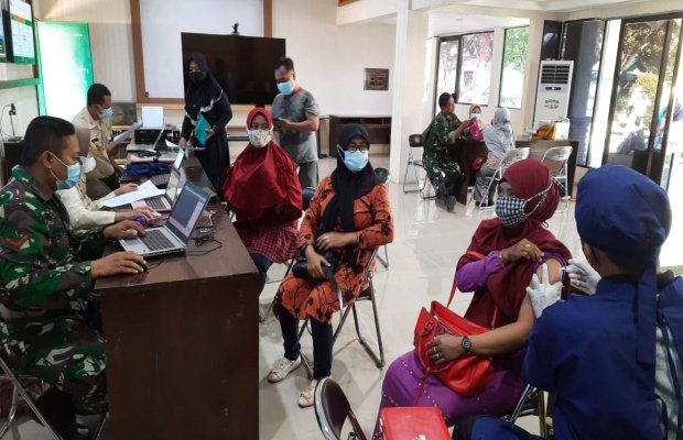 Foto : Anggota Persit KCK Kodim Pamekasan Saat Disuntik Vaksin Tahap II