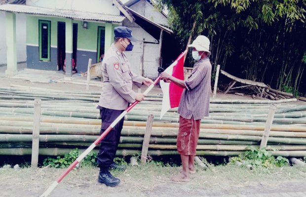 Foto : Bendera merah putih sampai ke tangan warga