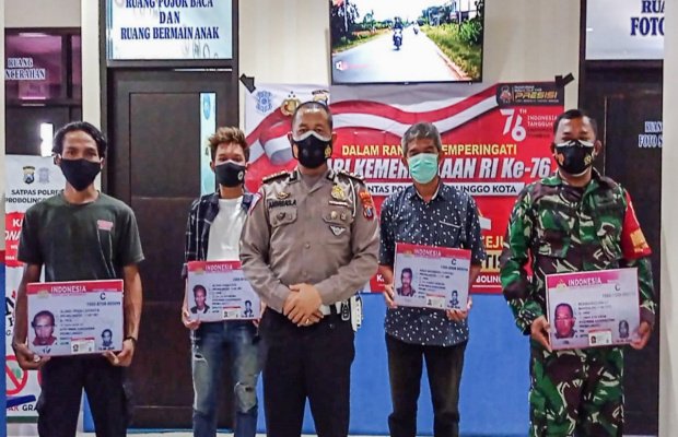 Foto : Kapolres Probolinggo Kota AKBP R.M. Jauhari, SH. Meyerahkan SIM Gratis Bagi Yang Lahir Tanggal 17 Agustus