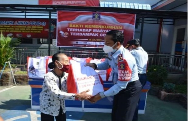 Foto :  Kepala Rupbasan Kota Probolinggo Mali Jumali Membagian Sembako Kepada Masyarakat 