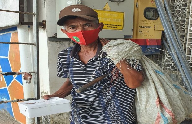 Foto: Salah satu petani di usai terima nasi kotak