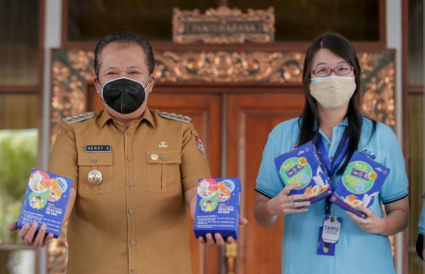 Foto :  Bupati Jember Hendy Siswanto terima langsung bantuan dari perusahaan swasta  bertempat di Pendopo Wahyawibawagraha, Senin, 16 Agustus 2021.