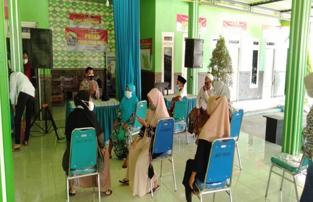  Foto : Kapolsek Rubaru saat cek vaksinasi d balai desa Banasare