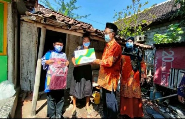 Foto : Baznas Probolinggo Saat Memberikan Santunan Kepada Anak Yatim