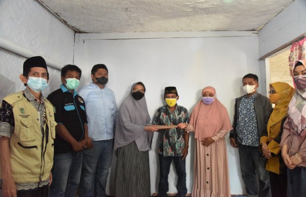  Foto : Foto bersama sekaligus pemberian bantuan secara simbolis oleh Wabup Lumajang