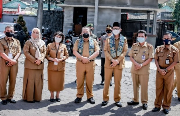 Foto: Meninjau pelaksanaan PTM di 3 (tiga) sekolah yakni SMKN 2 Jember.